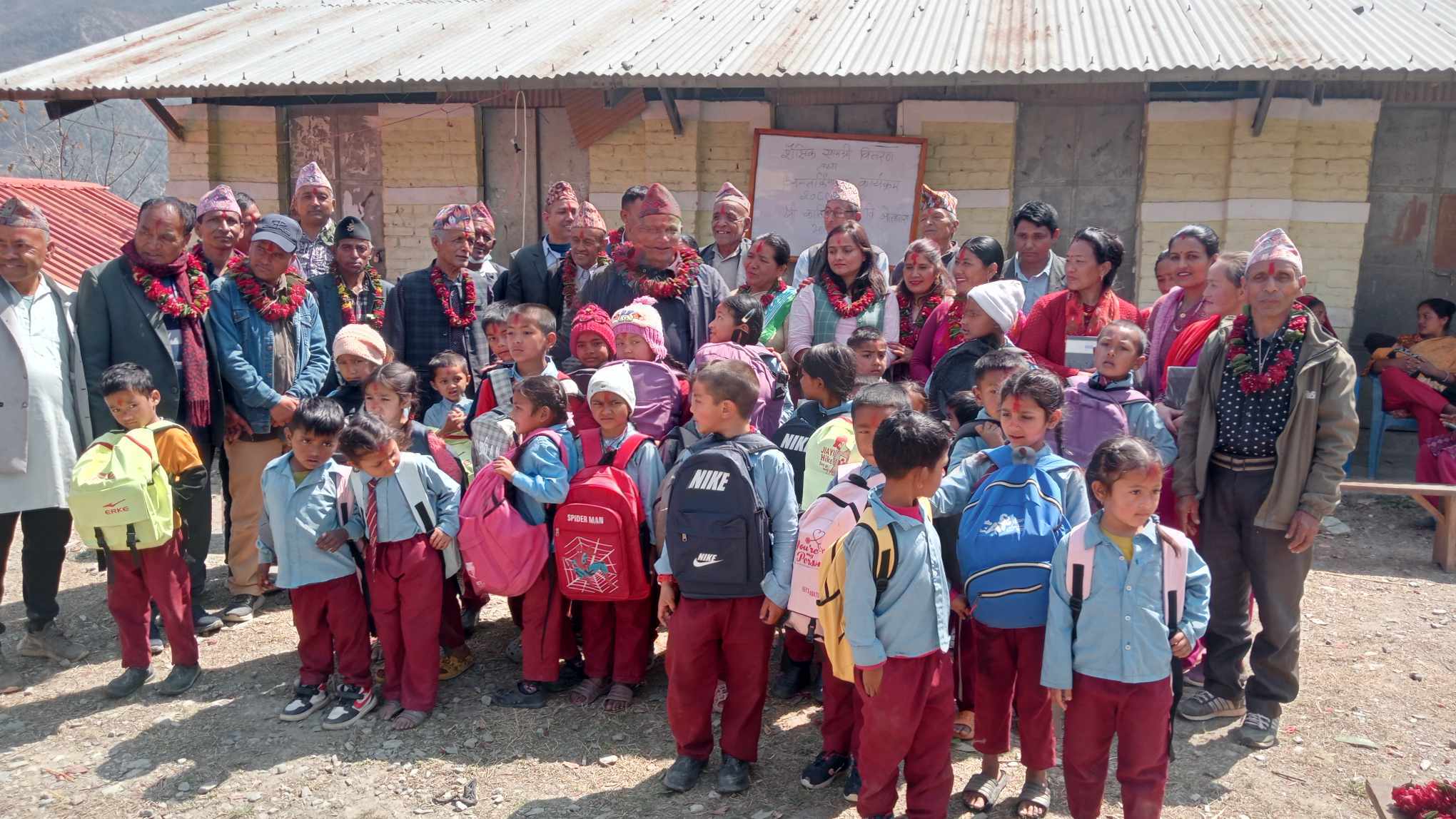 जन्म दिनमा सन्तोष बस्नेतको उपहार, विद्यार्थीलाई शैक्षिक सामग्री