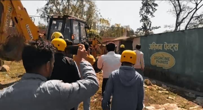 वीरेन्द्रनगर नगरपालिकाकाे डाेजरमाथि व्यापारीकाे ढुंगा प्रहार
