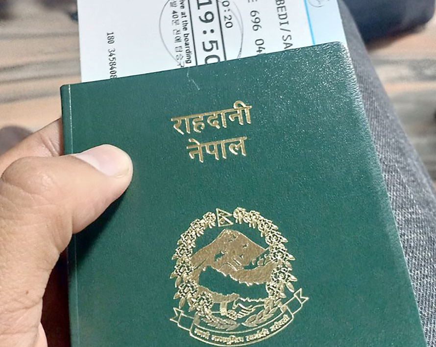 दोलखामा पनि घरमै पुग्यो राहदानी: ५५ रुपैयाँमै नागरिकको हात-हातमा पासपोर्ट!