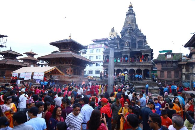 कृष्ण मन्दिरमा भक्तजनको भिड