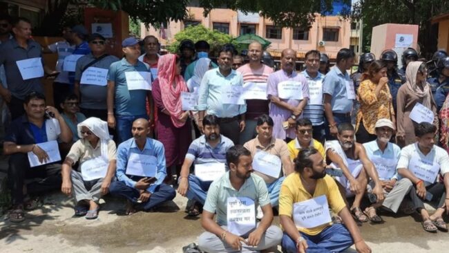 पत्रकार कुट्ने वकिललाई कारबाहीको माग गर्दै जिल्ला प्रशासन अगाडि धर्ना